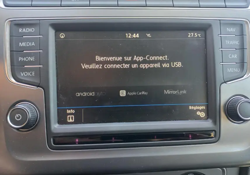 Vue rapprochée de l’écran tactile central gris de la Volkswagen Polo 2016 affichant le message App-Connect.