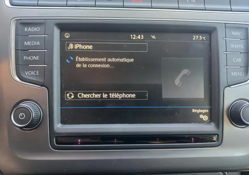 Écran central tactile de la Volkswagen Polo gris 2016 affichant la connexion Bluetooth d’un iPhone.