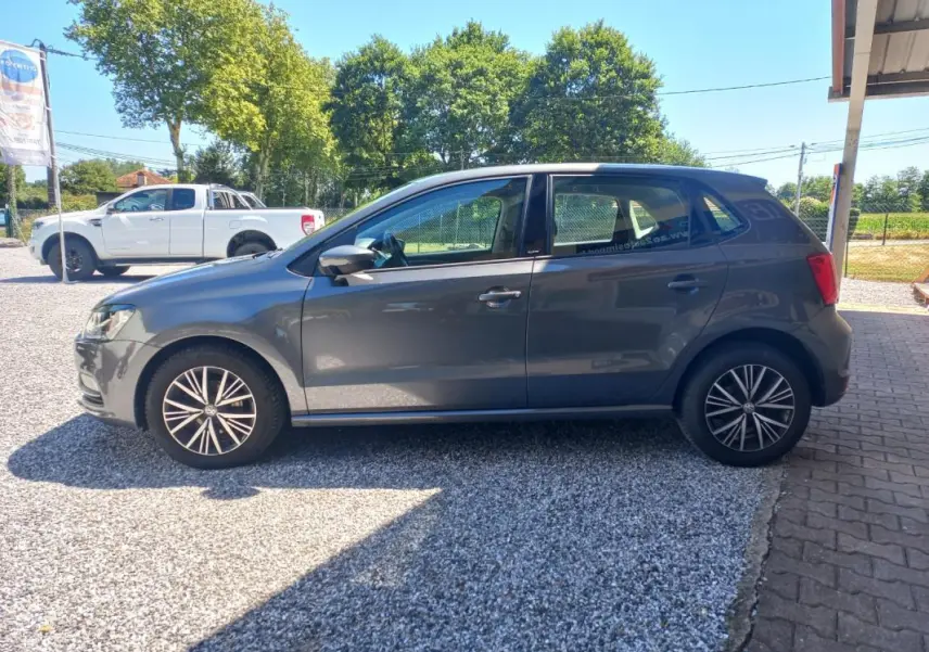 Vue de profil côté gauche d'une Volkswagen Polo gris 2016 avec jantes alliage et vitres légèrement teintées.