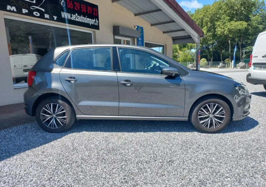 Volkswagen Polo gris 2016 vue de profil côté gauche, avec jantes alliage et carrosserie compacte.