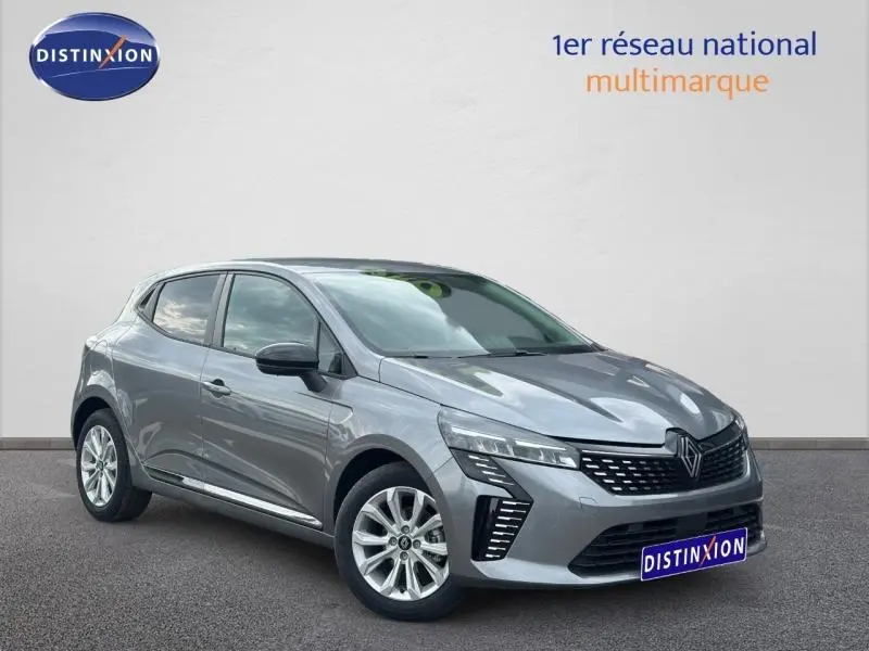 Renault Clio gris 2025 vue 3/4 avant droit, avec calandre moderne et feux LED distinctifs.