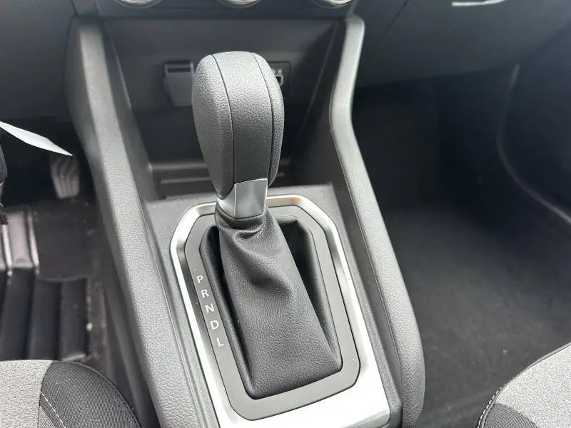 Le levier de vitesse noir d'une Renault Clio gris 2025 en gros plan, vue intérieure centrée.