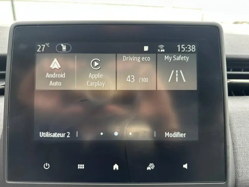Écran tactile central de la Renault Clio 2025 affichant Android Auto, Apple Carplay et indicateur d’éco-conduite.