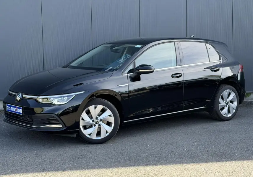 Volkswagen Golf VIII noire vue de profil droit, avec jantes alliage et baguettes chromées sur les vitres.