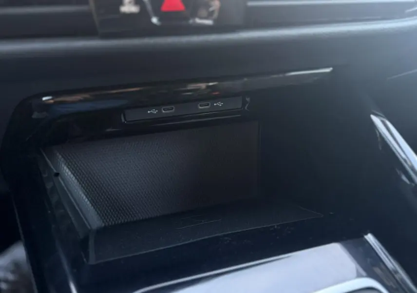 Gros plan sur la console centrale noire de la Volkswagen Golf VIII 1.5 TSI 130 Style avec ports USB-C visibles.