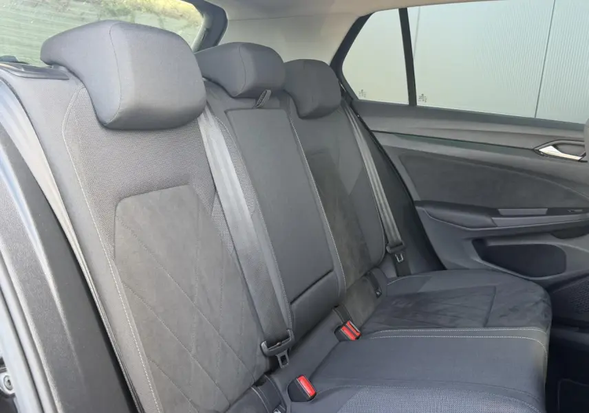 Vue latérale droite de la banquette arrière noire en microfleece et ArtVelours du Volkswagen Golf VIII 2024.