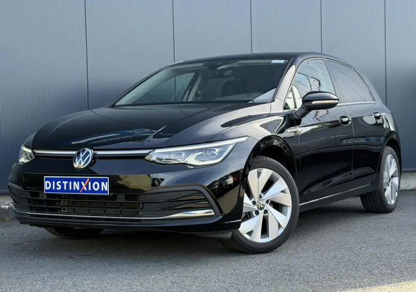 Volkswagen Golf VIII noire vue en 3/4 avant droit, avec jantes alliage et calandre chromée.