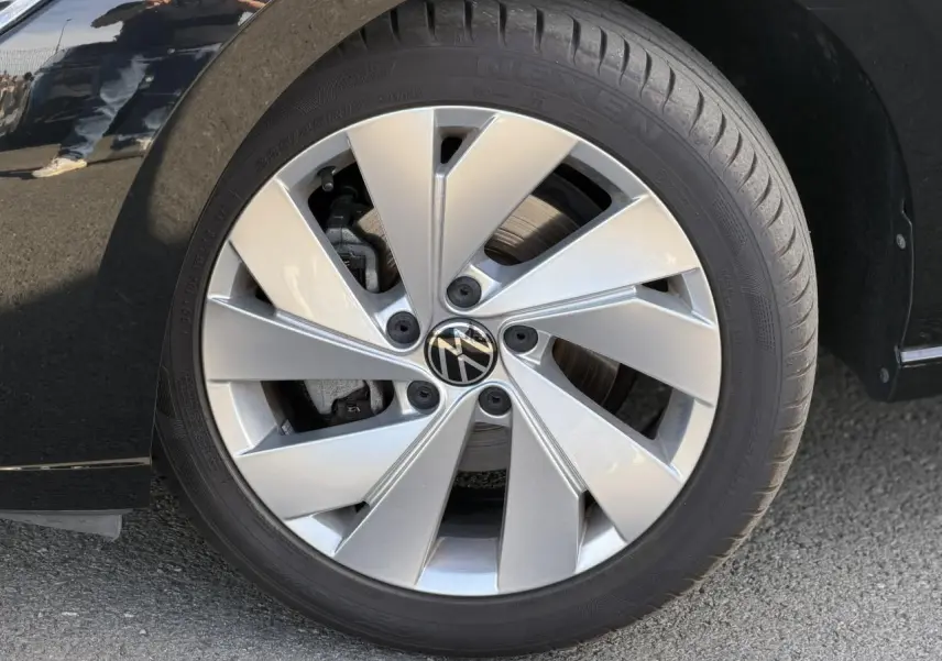 Gros plan sur la jante alliage 17 pouces Nottingham argentée d'une Volkswagen Golf VIII noire, côté avant droit.