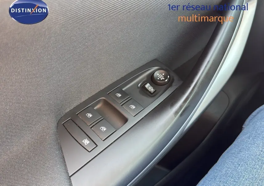 Panneau de commandes des vitres électriques côté conducteur de l'Opel Astra Sports Tourer gris mineral metal.