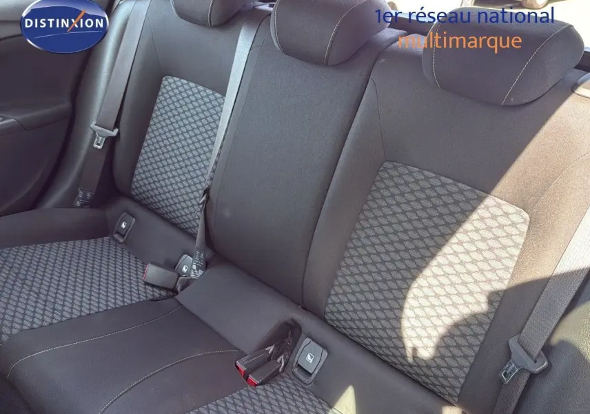 Vue intérieure sur les sièges arrière en tissu noir et gris de l'Opel Astra Sports Tourer 2021.