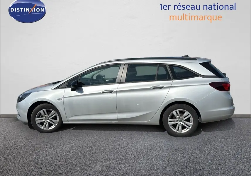 Profil droit d'une Opel Astra Sports Tourer gris minéral métal, break compact avec jantes alliage 16 pouces.