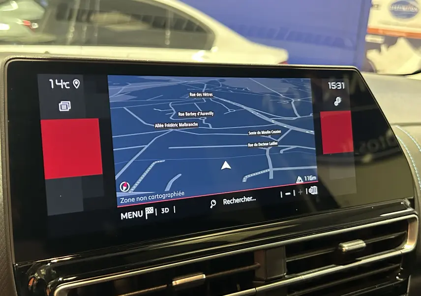 Écran tactile GPS affichant une carte en 3D dans l'habitacle du Citroën C5 Aircross gris platinium 2025.