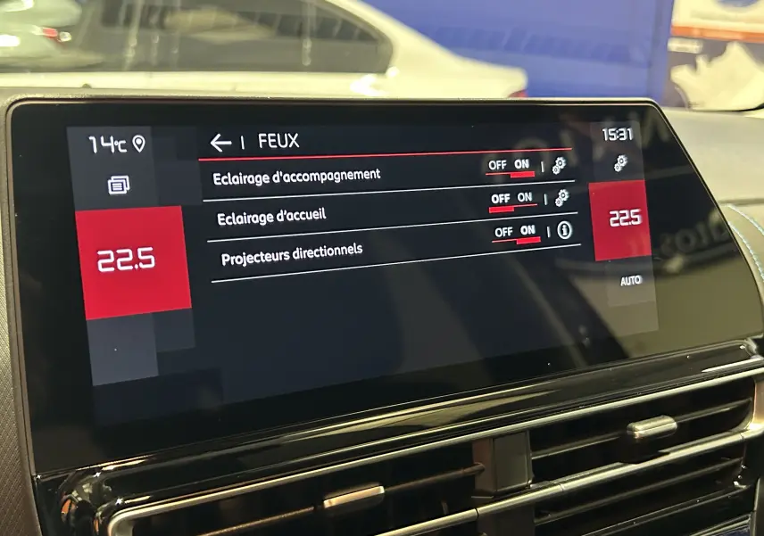 Écran tactile du tableau de bord du Citroën C5 Aircross 2025 affichant les réglages des feux et la température intérieure.