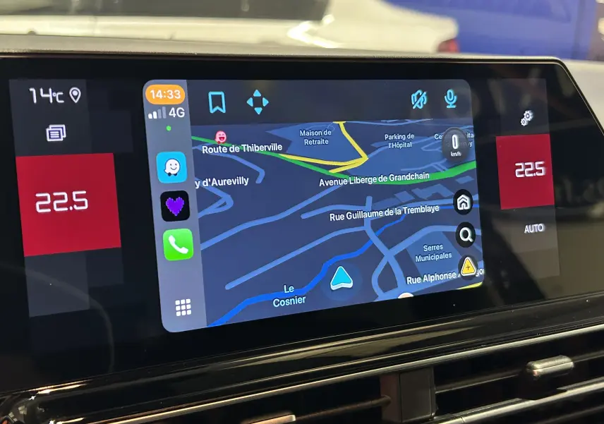 Écran tactile central du Citroën C5 Aircross 2025 affichant la navigation GPS et la température intérieure à 22,5°C.
