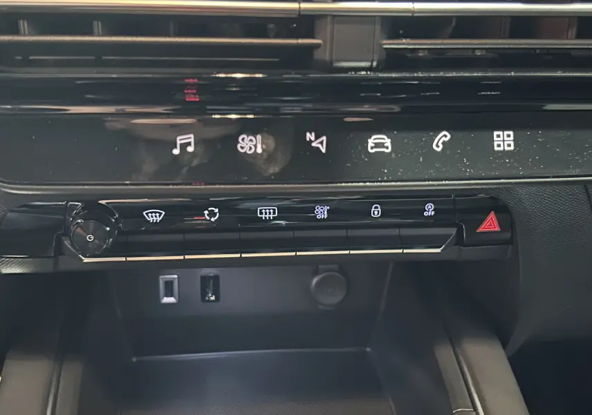 Détail de la console centrale noire du Citroën C5 Aircross 2025 avec commandes tactiles et ports USB visibles.