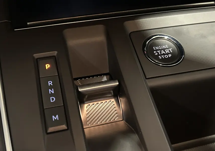 Gros plan sur la console centrale du Citroën C5 Aircross gris platinium, avec levier de boîte auto et bouton start/stop.