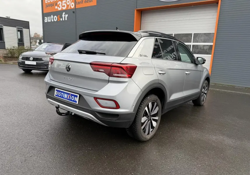 Volkswagen T-Roc argent pyrite métallisé en 3/4 arrière droit avec attelage amovible et jantes alliage Zürich.