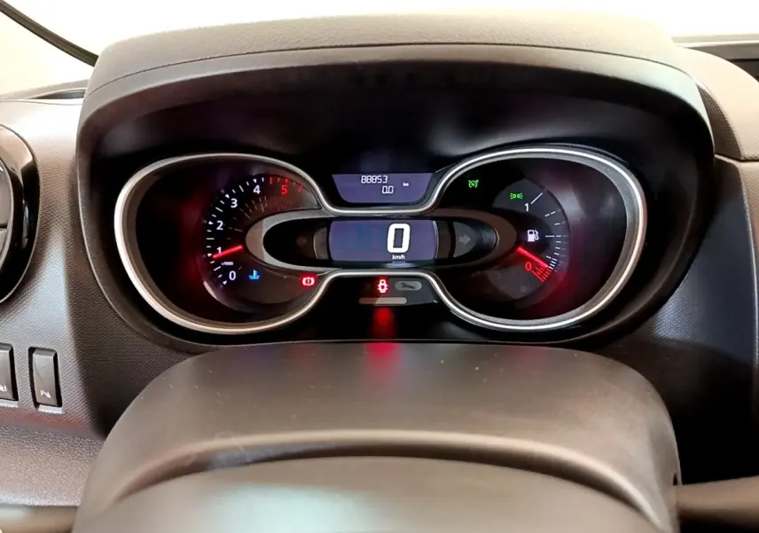 Vue rapprochée du tableau de bord numérique du Renault Trafic Fourgon blanc, affichant la vitesse à 0 km/h.