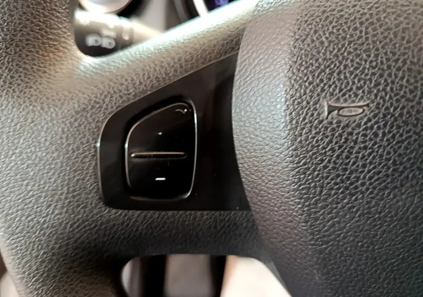 Gros plan sur le volant noir du Renault Trafic Fourgon L1H1 1200 Confort 2021 avec commande intégrée et bouton klaxon visible.