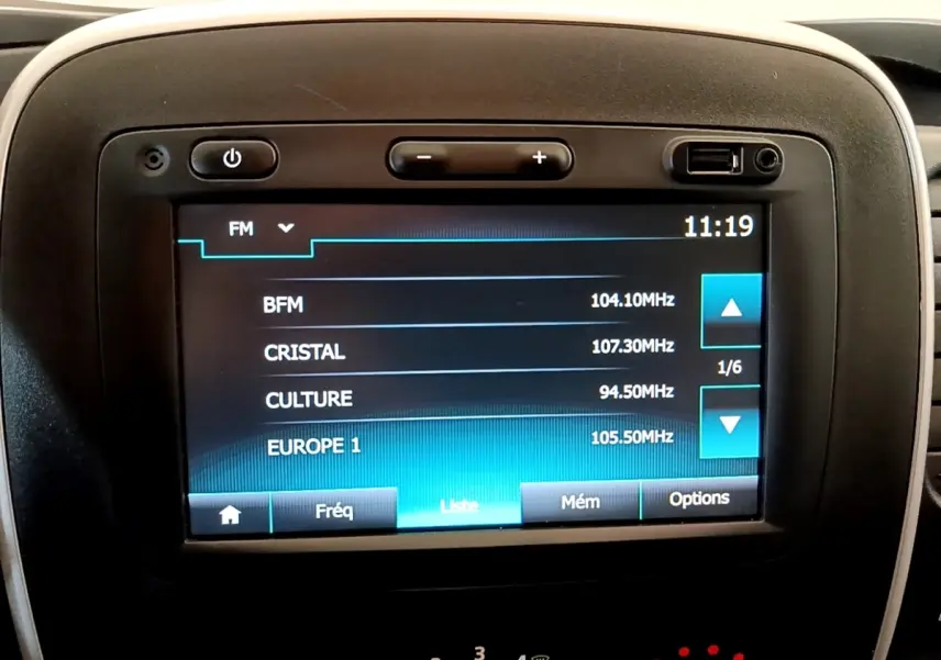 Écran tactile central du Renault Trafic Fourgon L1H1 1200 Confort 2021 affichant les stations FM.