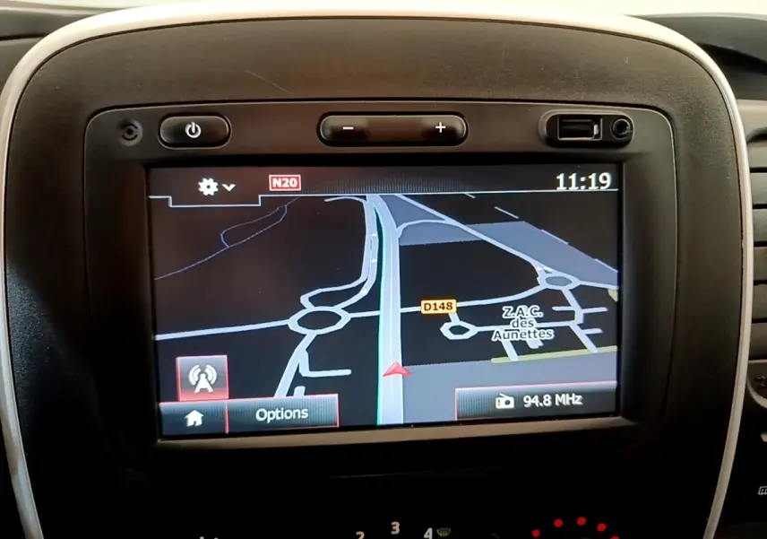 Écran GPS central du Renault Trafic Fourgon blanc, vue rapprochée du tableau de bord avec navigation affichée.