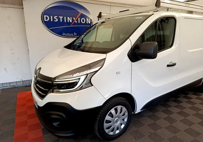 Vue 3/4 avant droit du fourgon blanc Renault Trafic L1H1 1200 Confort avec phares LED et rétroviseurs noirs.