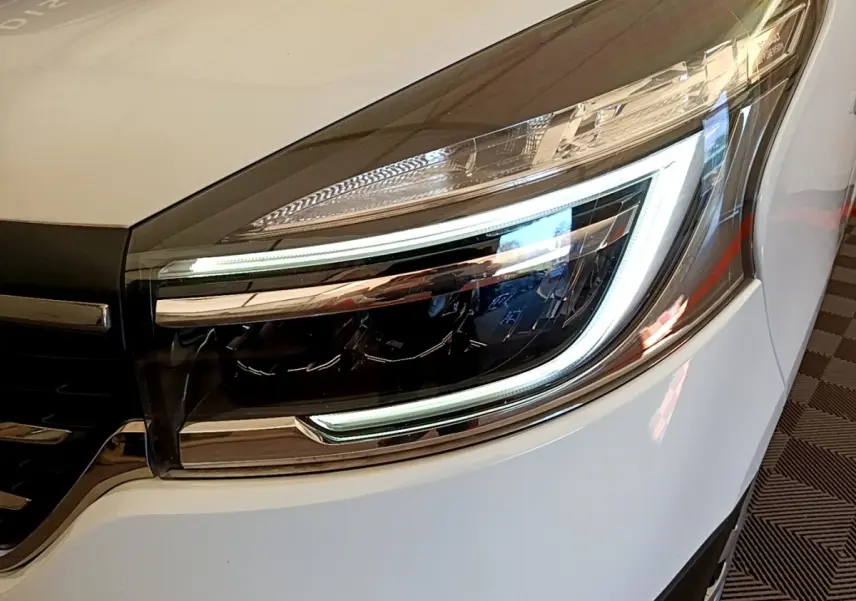 Gros plan sur le phare avant droit LED du Renault Trafic Fourgon blanc, soulignant son design moderne et précis.