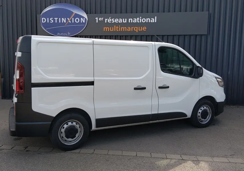 Vue de profil côté gauche d’un Renault Trafic Fourgon blanc 2024, avec portes latérales et jantes acier.