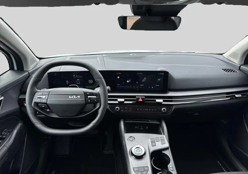 Vue intérieure avant du tableau de bord et volant cuir noir du Kia Sportage 1.6 hybride 239, avec écran tactile large.