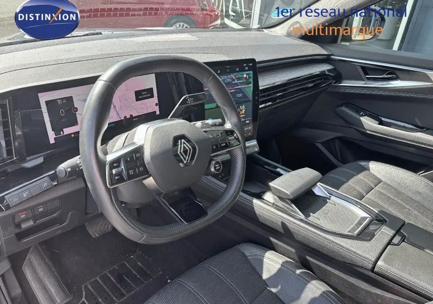 Intérieur du Renault Austral 2024, vue côté conducteur, volant multifonction et écran tactile central en évidence.