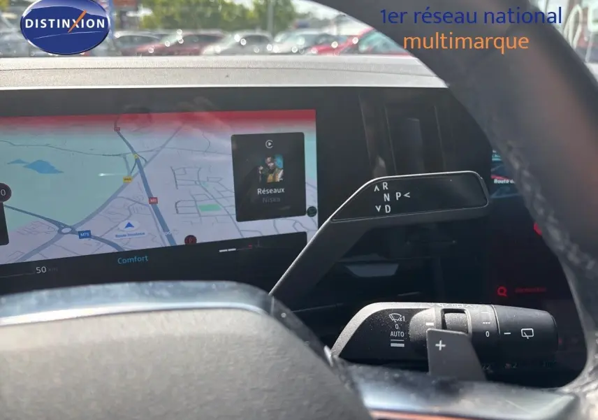 Vue rapprochée de l’intérieur du Renault Austral 2024, montrant le tableau de bord numérique avec navigation et commandes au volant.