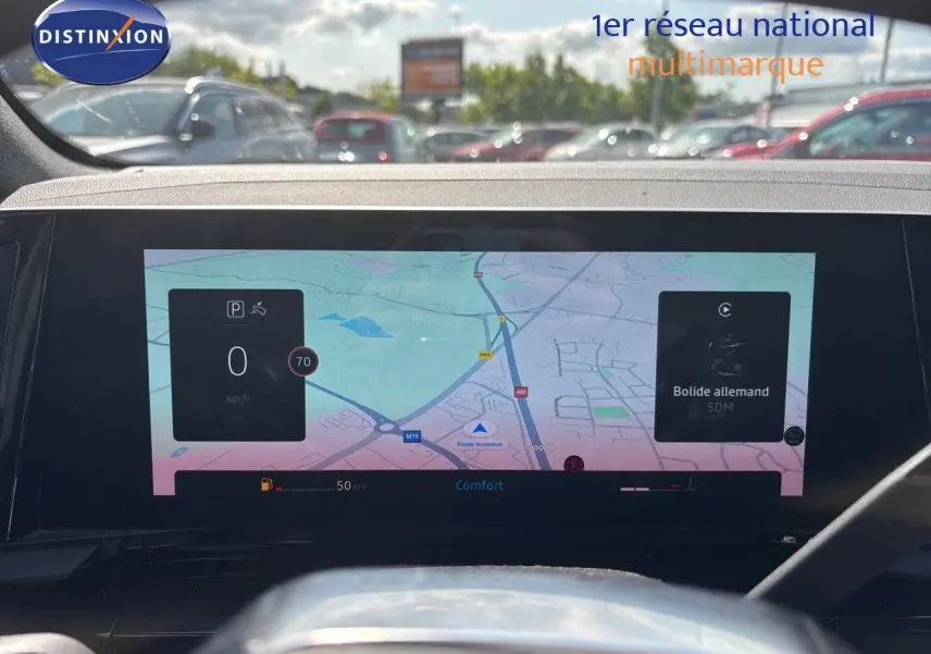 Vue intérieure du tableau de bord du Renault Austral gris schiste métal avec écran tactile affichant la navigation GPS.