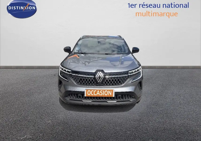 Vue frontale d'un Renault Austral gris schiste métal avec calandre noire et phares LED distinctifs.