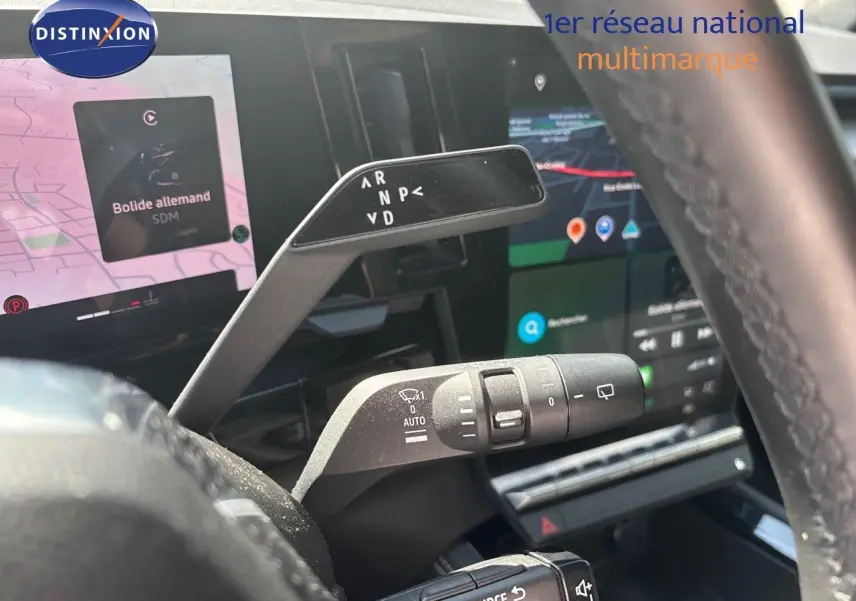 Gros plan sur les commandes au volant du Renault Austral gris schiste métal, mettant en valeur la boîte automatique et les réglages d'essuie-glace.