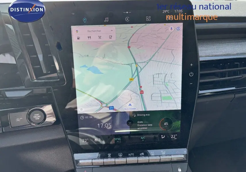 Écran tactile central avec navigation GPS dans l'habitacle d'un Renault Austral gris schiste métal, version 2024.