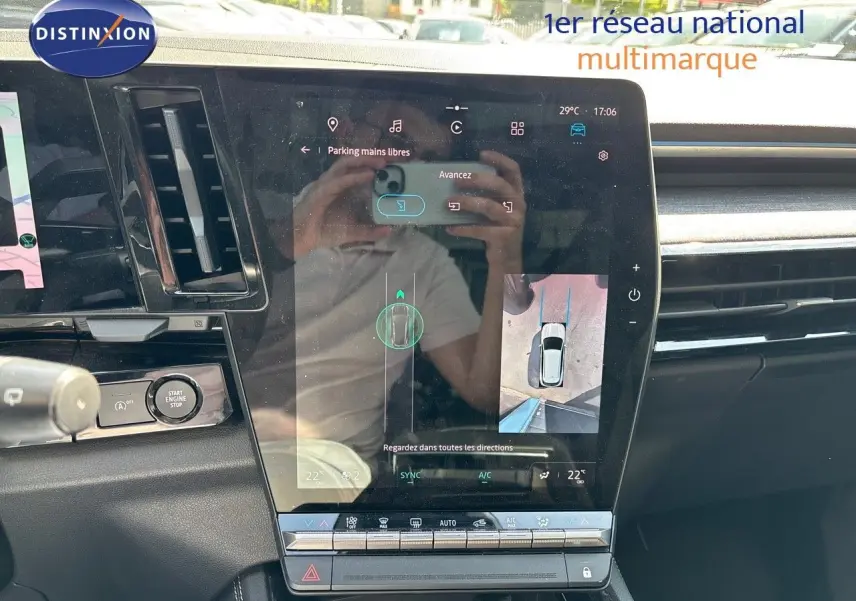 Écran tactile central du Renault Austral gris schiste, affichant l'aide au parking mains libres dans l'habitacle.
