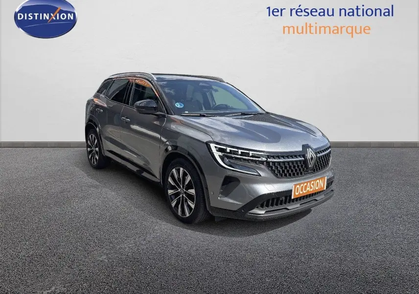 Renault Austral gris schiste métal en 3/4 avant droit, avec calandre distinctive et jantes alliage bicolores.