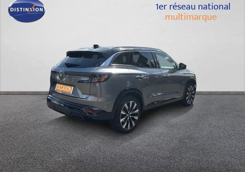 Renault Austral gris schiste métal vu en 3/4 arrière droit, avec jantes alliage et toit noir contrasté.