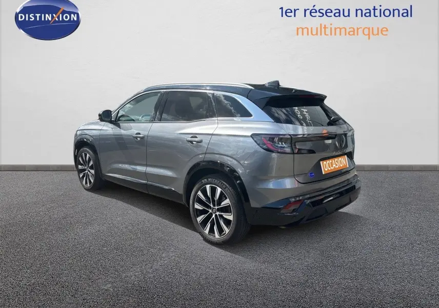 Renault Austral gris schiste métal en 3/4 arrière droit, avec jantes bi-ton et toit noir contrasté.