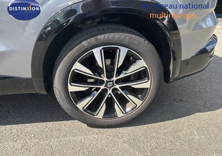 Gros plan sur la roue avant gauche du Renault Austral gris schiste métal, mettant en valeur la jante alliage noire et argent.