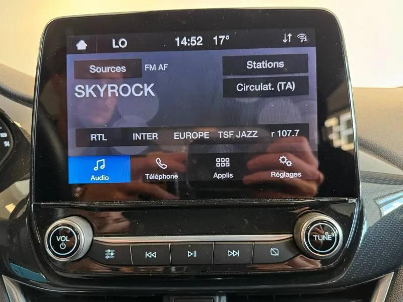 Écran tactile central du Ford Puma 2023 affichant les options audio et téléphone, avec commandes physiques en dessous.