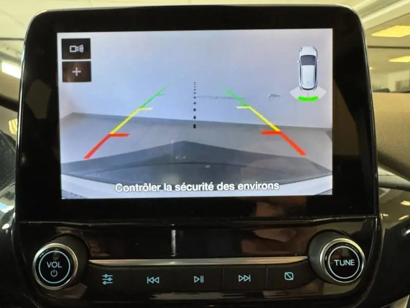 Écran tactile du système multimédia du Ford Puma blanc montrant la caméra de recul avec guidage coloré.