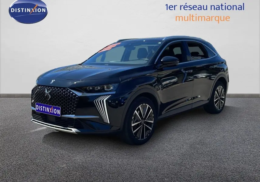 DS7 BlueHDi 130ch Opera noir métal en 3/4 avant droit, avec calandre distinctive et feux LED verticaux.