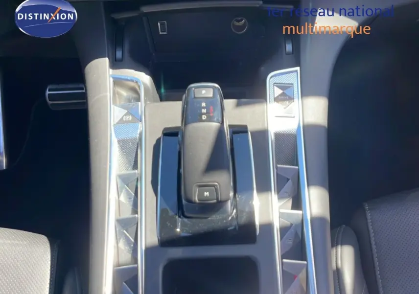 Vue rapprochée de la console centrale du DS7 Noir Métal 2024, mettant en valeur le levier de vitesse automatique et les commandes en losange.