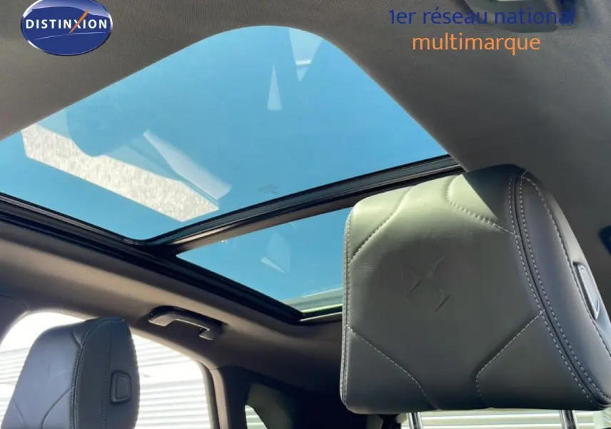 Vue intérieure du toit panoramique et appuie-tête en cuir noir du DS7 BlueHDi 130ch Opera 2024.
