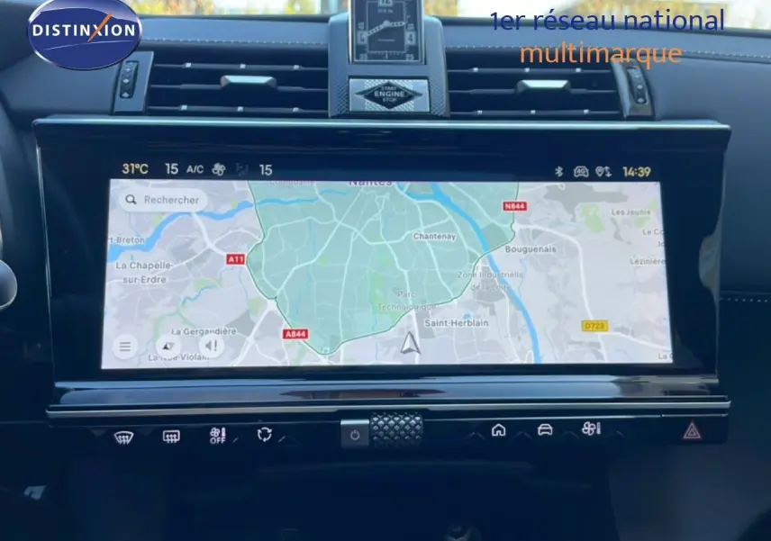 Vue rapprochée de l’écran tactile central du DS7 2024 noir métal, affichant un GPS avec carte routière.