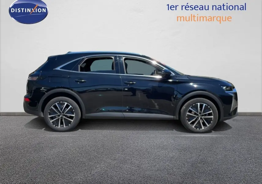 Vue de profil côté gauche d'un DS7 noir métal 2024 avec jantes bi-ton et lignes élégantes sur fond clair.