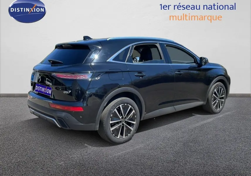 Vue 3/4 arrière droite d'un DS7 noir métal 2024 avec feux arrière LED et jantes bi-ton.