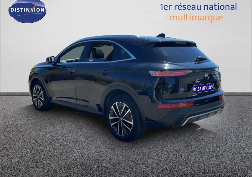 Vue 3/4 arrière droite d'un DS7 2024 noir métal avec jantes bi-ton et feux arrière LED distinctifs.