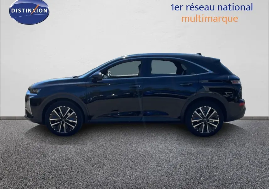 Vue de profil côté gauche du DS7 2024 noir métal avec jantes bi-ton et lignes épurées.